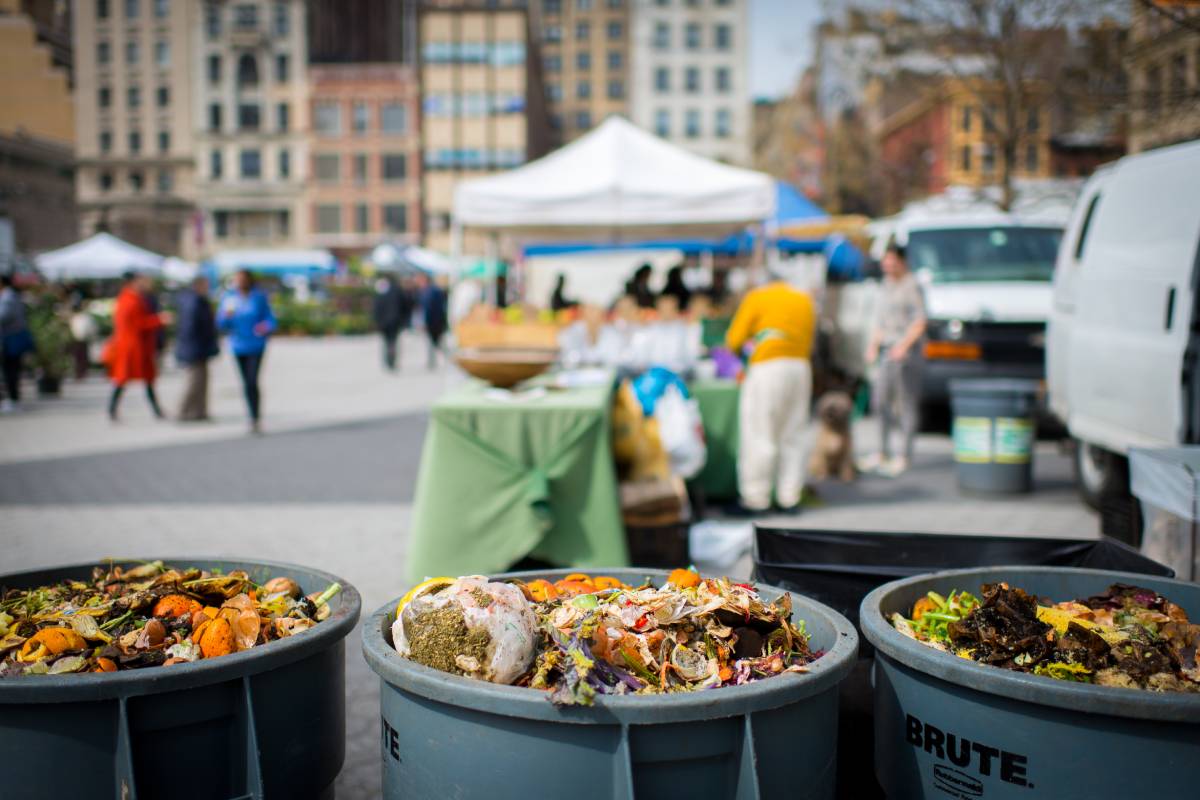 Trash bin full of food scraps to make compost - green waste